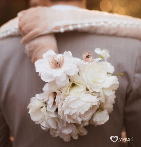 Cô dâu cầm hoa là hình ảnh không thể thiếu trong album hình cưới